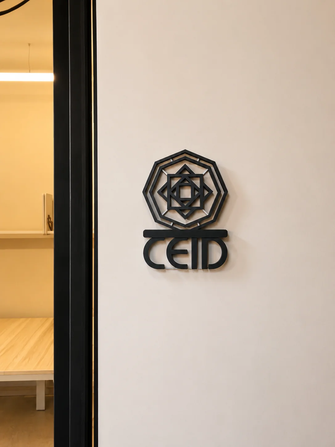 Logo CEID instalado en pared — señalización institucional KLP Printed